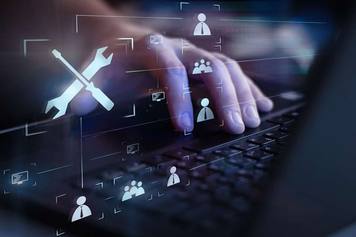 une personne utilise des outils en ligne