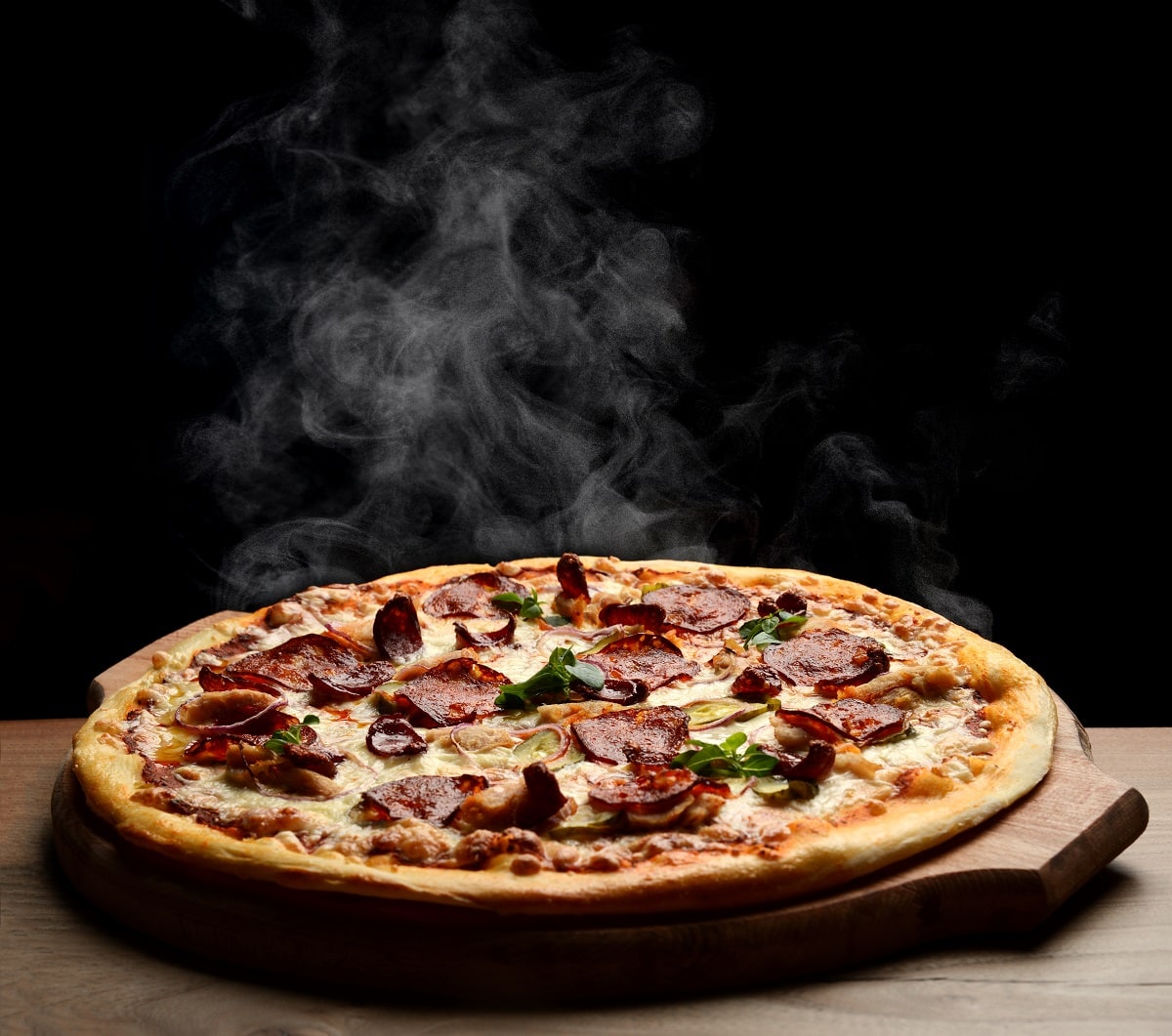 photo d'une pizza chaude qui fume