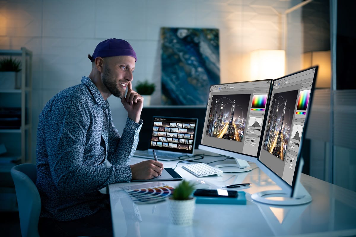 un photographe en plein travail devant son ordinateur